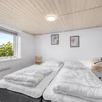 Anneke - 1-3km From The Sea By Interhome